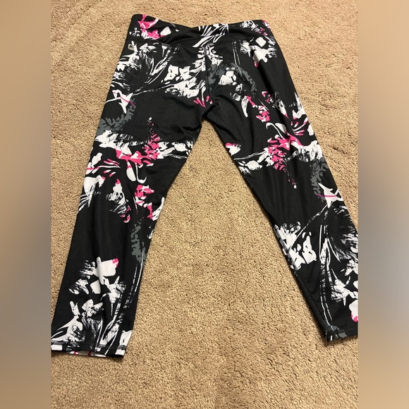 Lightly worn- Fabletics floral design leggings - Picture 3 of 4